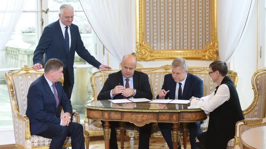 Przewodniczący Rady NCN Janusz Janeczek (L), minister nauki i szkolnictwa wyższego Jarosław Gowin (2L), dyrektor Narodowego Centrum Nauki Zbigniew Błocki (C), dyrektor Narodowego Centrum Badań i Rozwoju Maciej Chorowski (2P) i przewodnicząca Rady Naukowej NCBiR Anna Rogut (P) podczas konferencji prasowej, nt. współpracy Narodowego Centrum Badań i Rozwoju z Narodowym Centrum Nauki oraz konkursu dla naukowców TANGO w Warszawie. Fot. PAP/Radek Pietruszka 31.01.2018