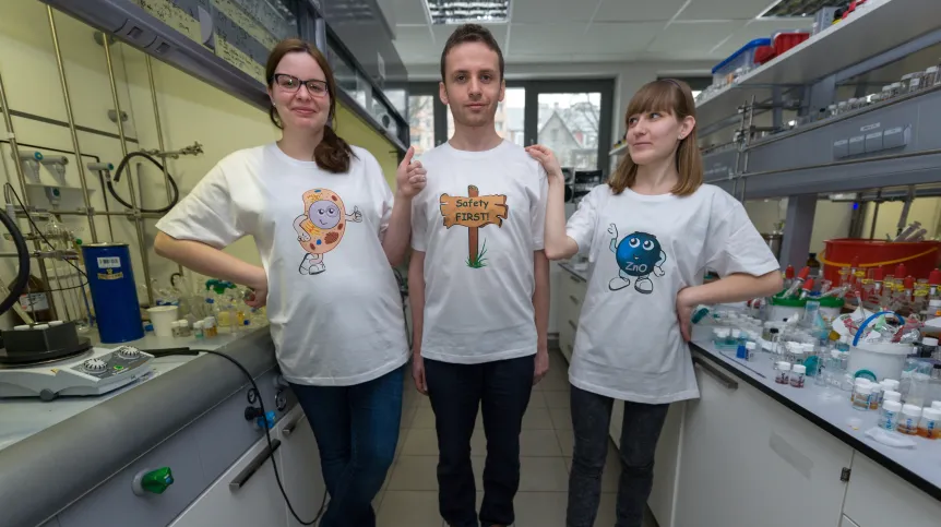 Nanocząstki tlenku cynku wytwarzane ze związków metaloorganicznych są bezpieczne: nie oddziałują ze środowiskiem biologicznym, co wykazali naukowcy z Instytutu Chemii Fizycznej Polskiej Akademii Nauk w Warszawie i Politechniki Warszawskiej. Źródło: IChF PAN, Grzegorz Krzyżewski