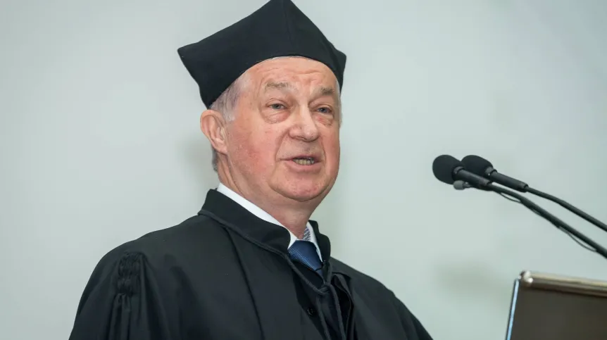 Prof. dr. hab. Andrzej Cichocki otrzymał tytuł doktor honoris causa UMK podczas uroczystości z okazji święta Uniwersytetu Mikołaja Kopernika w Toruniu, 19 bm. W 545. rocznicę urodzin Mikołaja Kopernika przyznane zostały odznaczenia państwowe i uniwersyteckie, w tym tytuły doktora honoris causa, honorowego profesora oraz ambasadora UMK. PAP/Tytus Żmijewski 19.02.2018