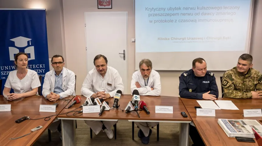 Dr Dorota Kamińska (L), dr Jacek Martynkiewicz (2L), prof. Jerzy Gosk (3L), dr Adam Domanasiewicz (3P), komendat wojewódzki nadinsp. Tomasz Trawiński (2P) oraz dowódca SPAP podinsp. Wojciech Żmija (P) podczas konferencji prasowej w Uniwersyteckim Szpitalu Klinicznym we Wrocławiu. Fot. PAP/Maciej Kulczyński 28.02.2018