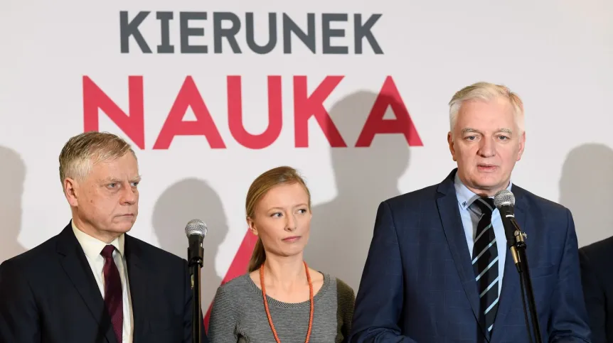 Wicepremier, minister nauki i szkolnictwa wyższego Jarosław Gowin (P), zastępca dyrektora Narodowej Agencji Wymiany Akademickiej Zofia Sawicka (C) oraz wiceminister Aleksander Bobko (L) w hali przylotów na warszawskim lotnisku im. F. Chopina podczas konferencji prasowej nt. uruchomienia programu Narodowej Agencji Wymiany Akademickiej "Polskie Powroty". Fot. PAP/Marcin Kmieciński 07.03.2018