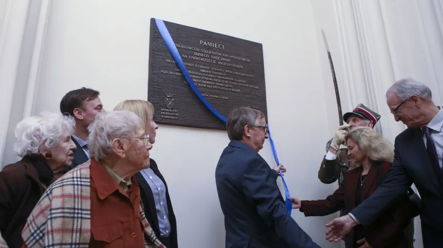 Odsłonięcie tablicy upamiętniającej tajne nauczanie na Uniwersytecie Jagiellońskim podczas II wojny światowej odbyło się, 19 bm. w Collegium Novum Uniwersytetu Jagiellońskiego. Fot. PAP/Stanisław Rozpędzik 19.03.2018