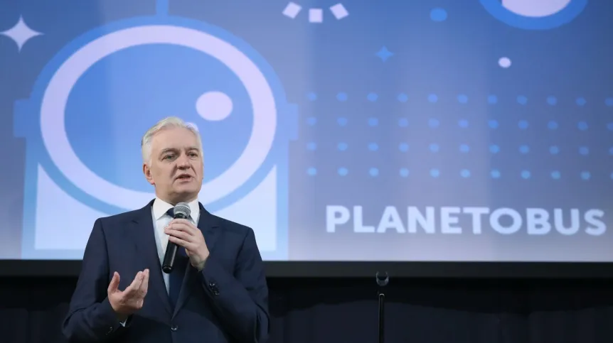 Minister nauki i szkolnictwa wyższego Jarosław Gowin podczas inauguracji programu MNiSW oraz CNK „Planetobus” - mobilnego planetarium w Kobyłce. Fot. PAP/Paweł Supernak 21.03.2018