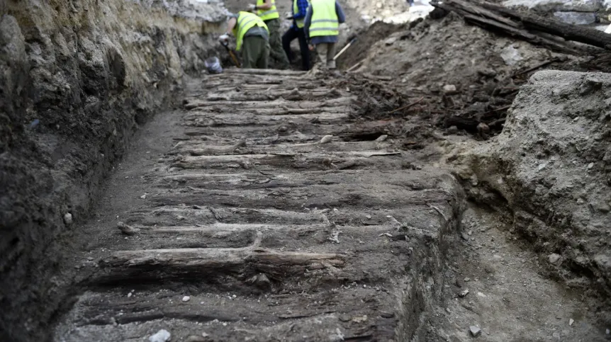 Archeolodzy z Fundacji Rzeszowskiego Ośrodka Archeologicznego podczas prac archeologicznych na ulicy Kościuszki w Rzeszowie. Pod powierzchnią ulicy odkryto pozostałości drewnianego traktu wstępnie datowanego na XVIII wiek. Fot. PAP/Darek Delmanowicz 11.04.2018