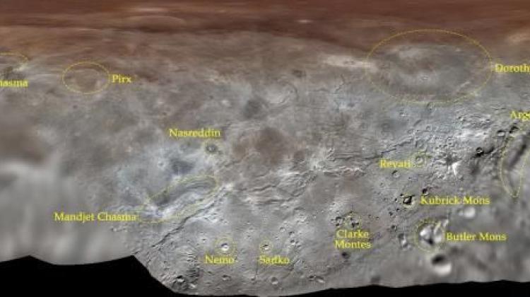 Mapa powierzchni Charona z zaznaczonymi niektórymi nazwami nadanymi różnym strukturom przez Międzynarodową Unię Astronomiczną. Źródło: NASA/Johns Hopkins University Applied Physics Laboratory/Southwest Research Institute 