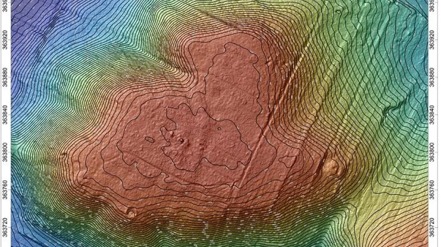 Plan wzgórza powstały dzięki zastosowaniu lotniczego skanowania laserowego. Dwie linie wałów widoczne są w centralnej części wzgórza; oprac. A. Kubicka
