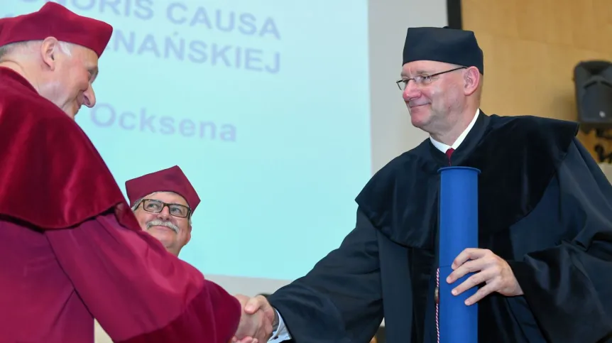 Prezes Zarządu Volkswagen Poznań Jens Ocksen (P) i prof.dr.hab.inż. Adam Hamrol (L) w czasie uroczystości, 23 bm. Jens Oksen otrzymał tytuł doktora Honoris Causa Politechniki Poznańskiej. Fot. PAP/Jakub Kaczmarczyk 23.05.2018