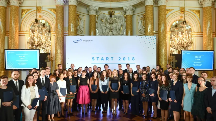 Zdjęcie grupowe po uroczystości wręczenia dyplomów laureatom konkursu "Start. Stypendia dla młodych uczonych 2018" Fundacji na rzecz Nauki Polskiej na Zamku Królewskim w Warszawie. Fot. PAP/Marcin Kmieciński 26.05.2018