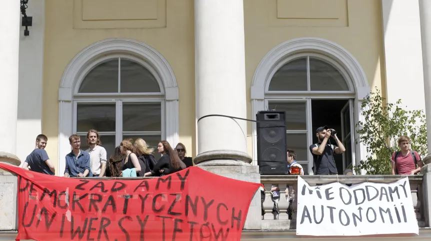 Protest w Pałacu Kazimierzowskim na terenie kampusu Uniwersytetu Warszawskiego przy Krakowskim Przedmieściu. Fot. PAP/Adam Guz 05.06.2018