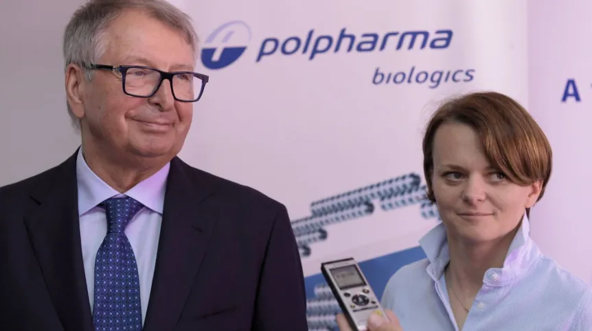 Minister przedsiębiorczości i technologii Jadwiga Emilewicz (P) i przewodniczący Rady Nadzorczej Polpharmy Jerzy Starak (L) podczas konferencji prasowej. Fot. PAP/Adam Warżawa 11.06.2018