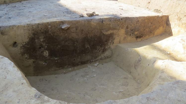 Jamy, w których przechowywano w okresie neolitu żywność znajdowały się pod reliktami z okresu średniowiecza. Fot. M. Bajka 