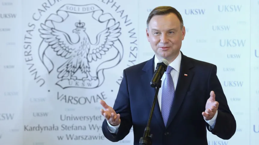 Warszawa, 13.07.2018. Prezydent Andrzej Duda podpisał ustawę z dnia 15 czerwca 2018 r. o zmianie ustawy o utworzeniu Uniwersytetu Kardynała Stefana Wyszyńskiego. Uroczystość odbyła się na Wydziale Nauk Historycznych i Społecznych UKSW w Warszawie. PAP/Rafał Guz