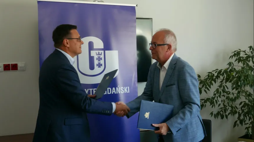 Podpisanie porozumienia pomiędzy Uniwersytetem Gdańskim i Zarządem Morskiego Portu Gdańsk. Na zdjęciu od lewej: Prezes Zarządu Morskiego Portu Gdańsk Łukasz Greinke oraz Rektor Uniwersytetu Gdańskiego prof. Jerzy Piotr Gwizdała. Fot. archiwum Uniwersytetu Gdańskiego