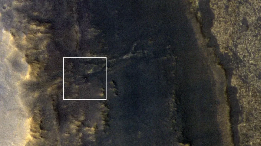 Zdjęcie wykonane z orbity przez sondę Mars Reconnaissance Orbiter przedstawia fragment powierzchni Marsa. Na obszarze zaznaczonym kwadratem znajduje się łazik Opportunity (w centrum kwadratu). Źródło: NASA/JPL-Caltech/Univ. of Arizona. 