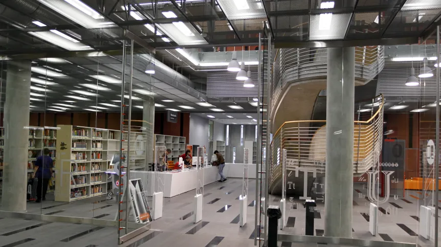 Katowice, 28.09.2012. W Katowicach otwarte zostało Centrum Informacji Naukowej i Biblioteka Akademicka. Jako jedyna w Polsce będzie pełnić rolę głównej biblioteki dwóch uczelni - Uniwersytetu Śląskiego i Uniwersytetu Ekonomicznego. (ag/mr) PAP/Andrzej Grygiel