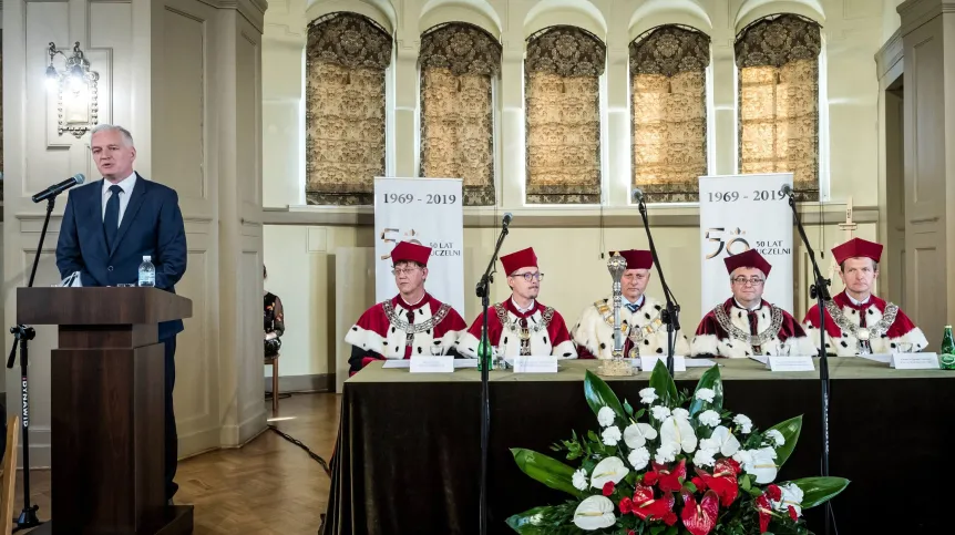 Inauguracja roku akademickiego na Uniwersytecie Kazimierza Wielkiego w Bydgoszczy z udziałem wiceprezesa Rady Ministrów, ministra nauki i szkolnictwa wyższego Jarosława Gowina, w sali koncertowej Collegium Copernicanum UKW przy ul. M. Kopernika 1. Fot. PAP. Tytus Żmijewski/ 10.10.2018