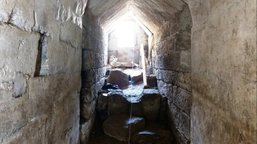 Dromos, czyli tunel wewnątrz kurhanu. Fot. T. Bochnak
