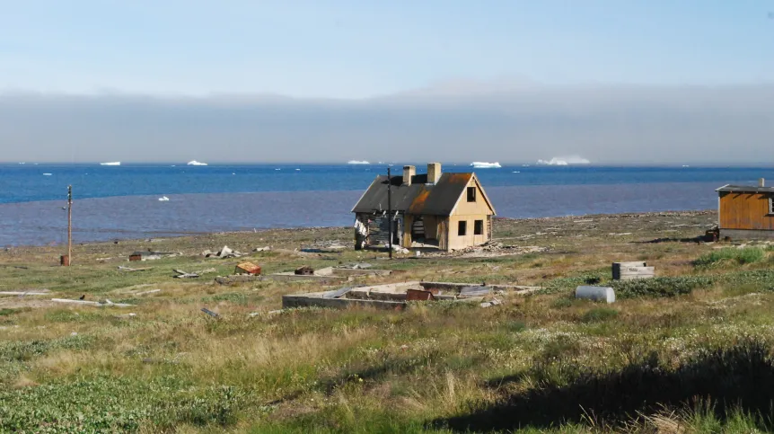 Wybrzeza zachodniej Grenlandii (osada Qullissat) po uderzeniu tsunami  z 2000 roku. Źródło: dr Mateusz Strzelecki