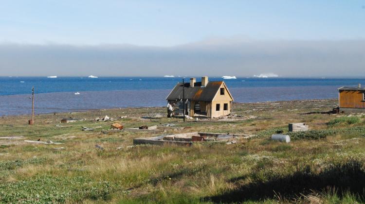 Wybrzeza zachodniej Grenlandii (osada Qullissat) po uderzeniu tsunami  z 2000 roku. Źródło: dr Mateusz Strzelecki
