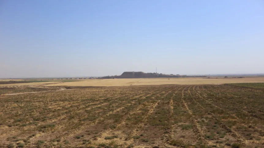 Widok na Tell Gomel z zachodu/ "© Gaugamela Project / LoNAP