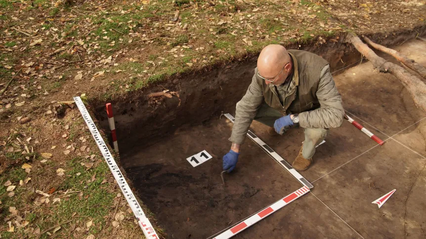 Archeolog w czasie wykopalisk w obrębie kurhanu, fot. J. Mizerka