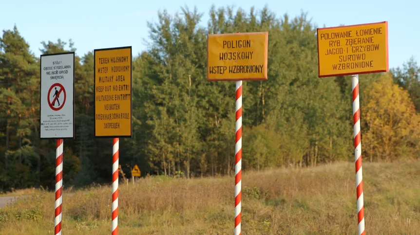 Orzysz, 02.10.2014. Tablice zabraniające wejścia na poligon. PAP/Tomasz Waszczuk (tw/mgut)