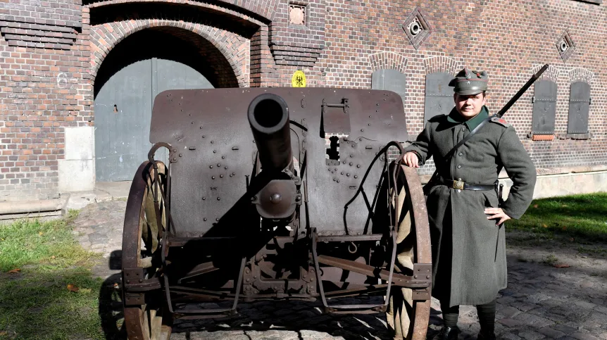 Świnoujście, 08.10.2018. Armata 7,7 cm FK 16, nowy nabytek Fortu Gerharda - Muzeum Obrony Wybrzeża w Świnoujściu, 8 bm. Armata została wyprodukowana przez zakłady Kruppa w 1916 roku i trafiła do jednego z pułków artylerii pieszej armii niemieckiej. Walczyła podczas obydwu wojen światowych. Po 1918 roku służyła w Wojsku Wielkopolskim. Kilkadziesiąt sztuk używano podczas Powstania Wielkopolskiego i w wojnie polsko-bolszewickiej. (sko) PAP/Marcin Bielecki