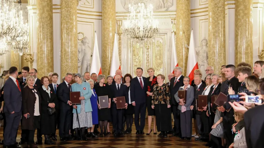 Prezydent RP Andrzej Duda (C-L) z małżonką Agatą Kornhauser-Dudą (C-P) podczas uroczystości wręczenia najwyższych polskich odznaczeń - Orderów Orła Białego, nadanych pośmiertnie 25 wybitnym Polakom zasłużonym dla chwały, dobra i pożytku Rzeczypospolitej Polskiej, z okazji Narodowych Obchodów Setnej Rocznicy Odzyskania Niepodległości Rzeczypospolitej Polskiej na Zamku Królewskim w Warszawie. Fot.  PAP/Rafał Guz 11.11.2018