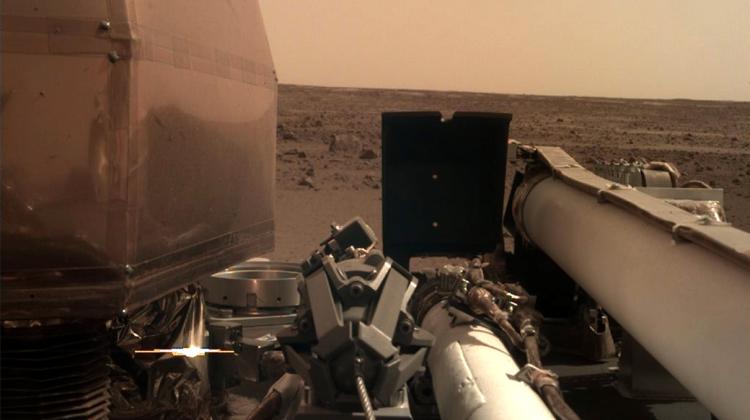 Jedno z pierwszych zdjęć przesłanych przez marsjański lądownik InSight. Źródło: NASA/JPL-Caltech