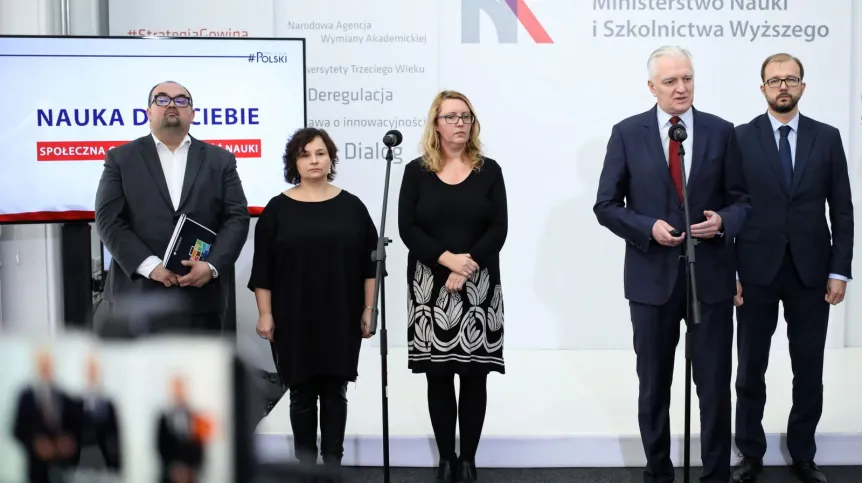 Wicepremier, minister nauki i szkolnictwa wyższego Jarosław Gowin (2P), sekretarz stanu w MNiSW dr Piotr Dardziński (P), dr Marek Makowiec (L) z Uniwersytetu Ekonomicznego w Krakowie, dr inż Anna Berthold-Pluta (2L) z SGGW i dr Monika Bizewska (3L) z Politechniki Gdańskiej podczas briefingu prasowego "Uniwersytet dla każdego. Ponad 170 mln zł na realizację trzeciej misji uczelni", 5 bm. w siedzibie MNiSW w Warszawie. Fot. PAP/Leszek Szymański 05.12.2018
