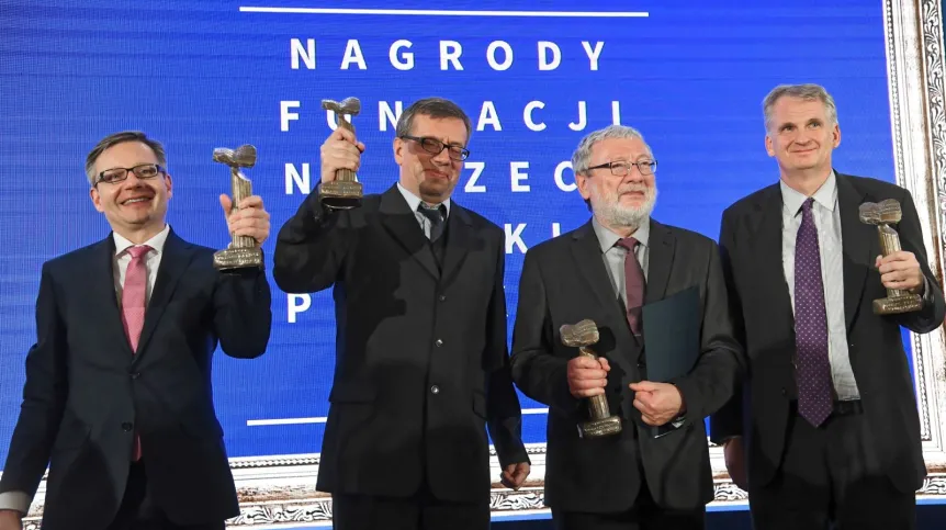 Laureaci nagród - prof. Andrzej Dziembowski (L) z Instytutu Biochemii i Biofizyki PAN w Warszawie, prof. Andrzej Gałęski (2P) z Centrum Badań Molekularnych i Makromolekularnych PAN w Łodzi, prof. Krzysztof Pachucki (2L) z Uniwersytetu Warszawskiego oraz prof. Timothy Snyder (P) z Yale University podczas uroczystości wręczenia Nagród Fundacji na rzecz Nauki Polskiej 2018, 5 bm. na Zamku Królewskim w Warszawie. PAP/Piotr Nowak 05.12.2018