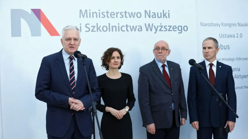 Wicepremier, minister nauki i szkolnictwa wyższego Jarosław Gowin (L), zastępca dyrektora Narodowego Centrum Badań i Rozwoju Izabela Żmudka (2L), rektor PW prof. Jan Szmidt (2P) i dr hab. prof. nadzw. UŁ Tomasz Cieślak (P) podczas konferencji prasowej, 3 bm. w siedzibie resortu w Warszawie. Fot. PAP/ Rafał Guz 03.01.2019