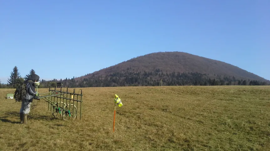 Na zdjęciu Michał Godzisz (GTT), który wykonuje pomiary magnetyczne w Izbach.fot. M. Filipowicz 