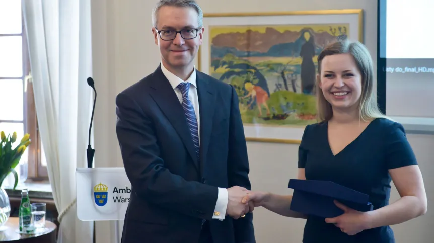 Ambasador Królestwa Szwecji Stefan Gullgren (L) i nagrodzona Paulina Pergol (P) podczas uroczystości wręczenia Nagrody Pielęgniarskiej Królowej Sylwii w rezydencji ambasadora Szwecji w Warszawie. Fot. PAP/ Jakub Kamiński 19.03.2019