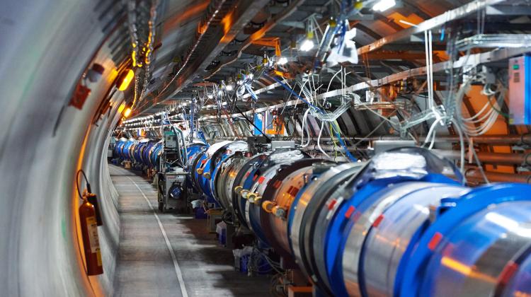 Meyrin k. Genewy, Szwajcaria, 26.11.2013. Fragment modernizowanego akceleratora LHC - Wielkiego Zderzacza Hadronów, soa  PAP/Adam Warżawa