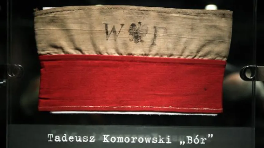 Biało-czerwona opaska dowódcy Armii Krajowej gen. Tadeusza "Bora" Komorowskiego. Fot. PAP/Tomasz Gzell