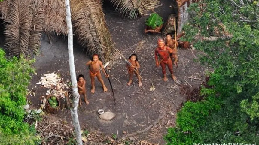 Zdjęcie plemienia żyjącego w Puszczy Amazońskiej na pograniczu Brazylii i Peru z dala od cywilizacji. Autor: Miranda Gleison. Źródło: FUNAI/survival