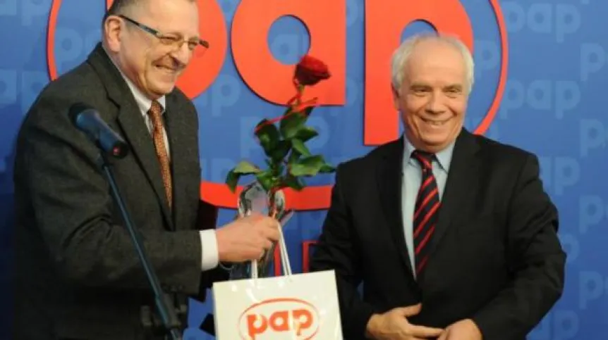 Uhonorowany Nagrodą Specjalną za całokształt działalności popularyzatorskiej prof. Łukasz Turski (L) i prezes PAP Jerzy Paciorkowski (P). Fot. PAP/Andrzej Hrechorowicz