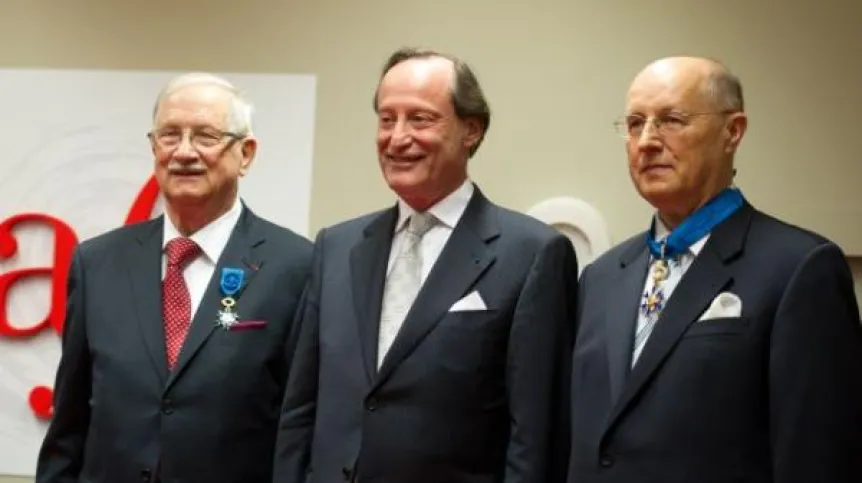 Na zdjęciu ambasador Francji w Polsce François Barry Delongchamps (C), Michał Seweryński (P) i Jan Krysiński (L). PAP/Grzegorz Michałowski
