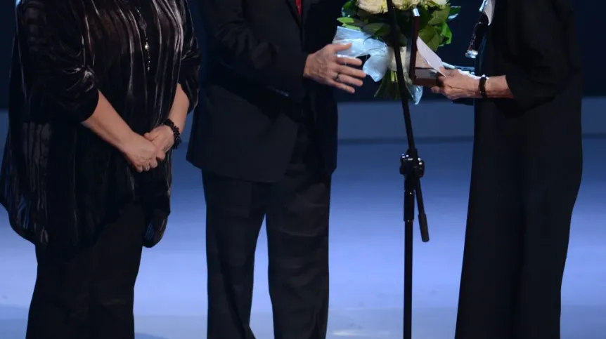 Językoznawczyni i badaczka literatury, prof. Jadwiga Puzynina (P) została odznaczona prezydenckim medalem „Zasłużony dla polszczyzny”. Medal wręczyła żona prezydenta Anna Komorowska (L) podczas Gali Języka Ojczystego. W centrum podsekretarz...