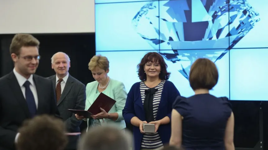 Minister nauki i szkolnictwa wyższego Barbara Kudrycka (2P), wiceminister Daria Lipińska Nałęcz (C) i prof. Zbigniew Marciniak (2L), podczas gali wręczenia nagród dla laureatów drugiej edycji konkursu "Diamentowy grant" w Warszawie. Fot. PAP/Rafał...