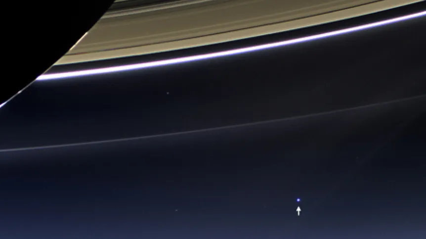 Ziemia na tle pierścieni Saturna, sfotografowana 19.07.2013 r. przez sondę Cassini z odległości półtora miliarda kilometrów. Naszą planetę zaznaczono strzałką. Źródło: NASA/JPL-Caltech/Space Science Institute.