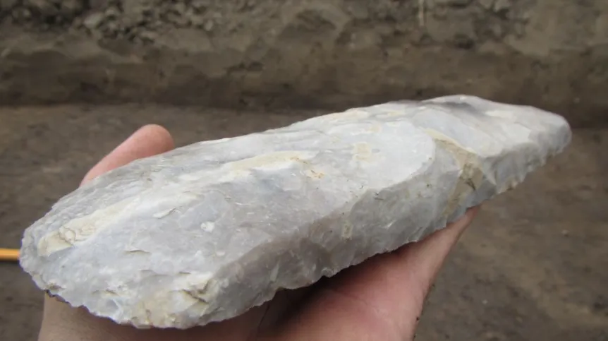 Narzędzie krzemienne przekazane archeologom w czasie wykopalisk. Fot. M. Dziewanowski