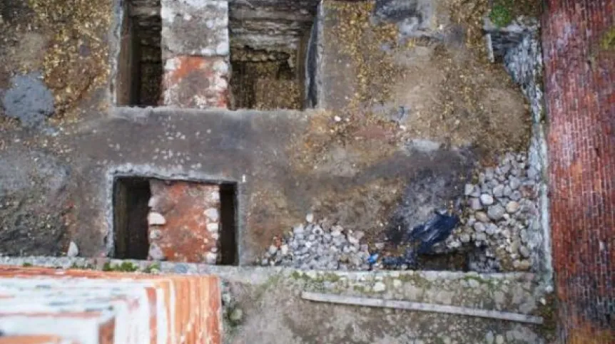 Odsłonięte średniowieczne fundamenty, fot. R. Herman