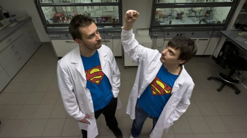 Metodę syntezy pierwszego trwałego związku kryptonu znaleźli
chemicy-teoretycy z Instytutu Chemii Fizycznej PAN w Warszawie. Źródło: IChF PAN, Grzegorz Krzyżewski