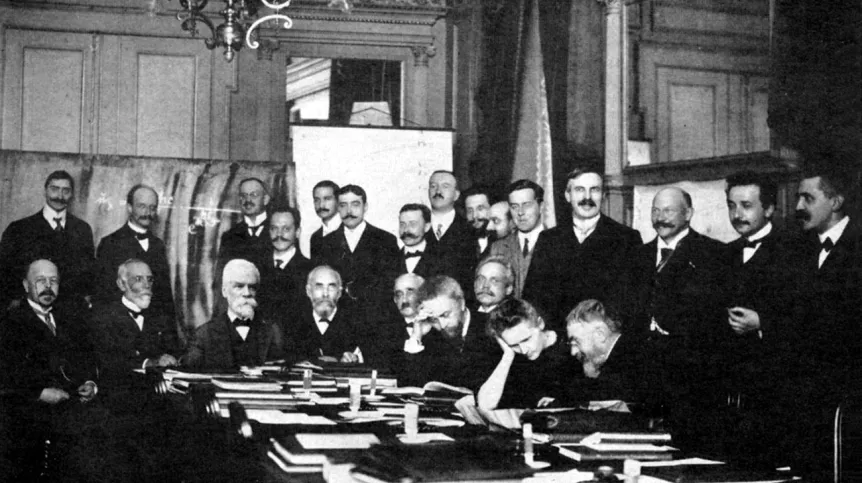 Maria Skłodowska-Curie (siedzi druga od prawej) i Albert Einstein (stoi – drugi od prawej) wśród innych wielkich uczonych początku XX wieku podczas I konferencji Solvayowskiej w Brukseli w 1911 r. Źródło: Wikimedia