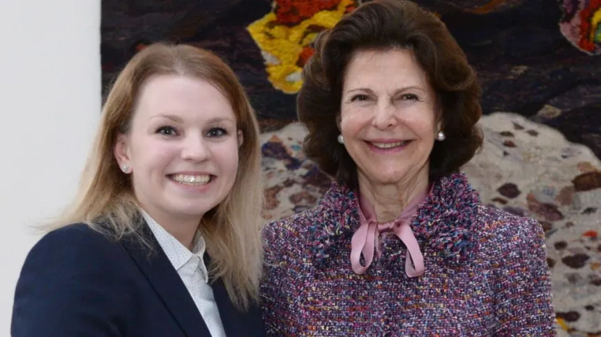 Królowa Szwecji Sylwia (P) i nagrodzona studentka Natalia Duszeńska (L) podczas uroczystości wręczenia Nagrody Pielęgniarskiej Królowej Sylwii w rezydencji ambasadora Szwecji w Warszawie. Fot. PAP/Jacek Turczyk 01.03.2017