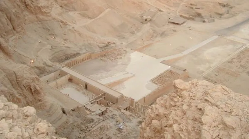 Świątynia Hatszepsut widziana z tzw. oślej ścieżki. Fot. Szymon Zdziebłowski


