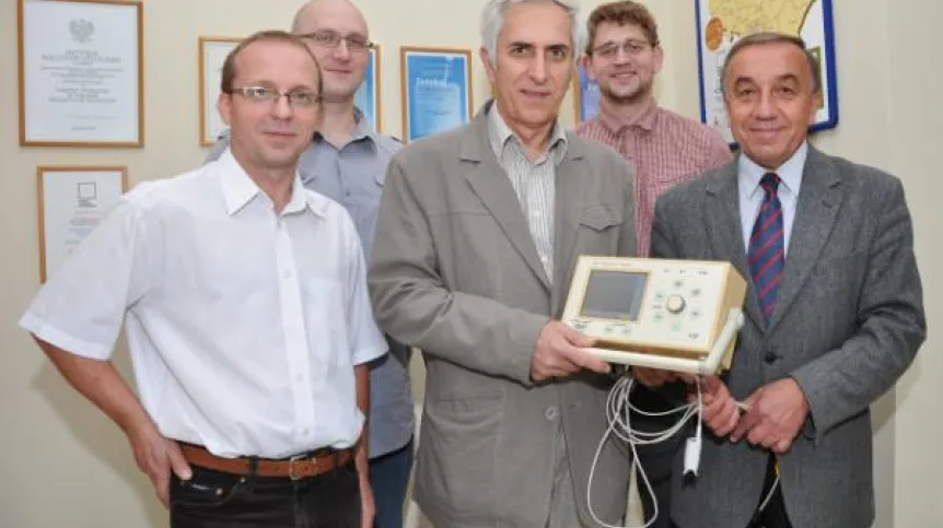 Zespół konstruktorów urządzenia: od lewej mgr inż. Leszek Drewniok, inż. Remigiusz Maniura, mgr inż. Jerzy Gałecka (kierownik zespołu konstrukcyjnego), mgr inż. Marcin Laszczak, dr hab. inż Adam Gacek (dyrektor ITAM).
