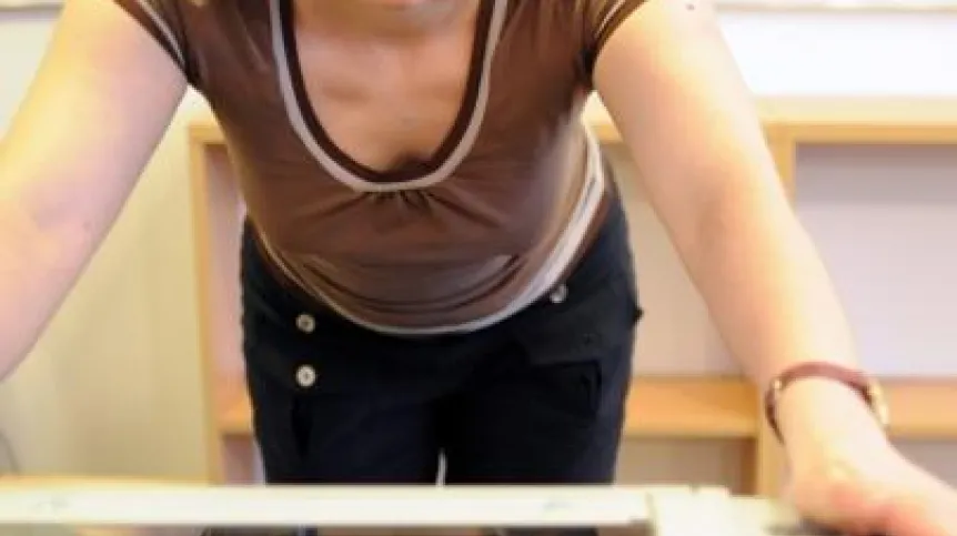 Na zdjęciu dr Anna Ochab-Marcinek, współodkrywca zjawiska opisującego, jak losowy nieporządek we wnętrzach pojedynczych komórek przekształca się w uporządkowanie różnicujące ich populację. Źródło: IChF PAN, Grzegorz Krzyżewski